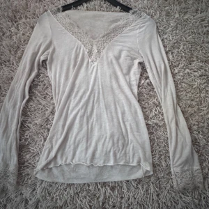 Intimissimi tröja - Säljer då den inte används, jätte fin och har inga fläckar eller så. De är små hål i armhålan men så va de när jag köpte den. Dom har inte spridits så ska nog inte vara nån fara