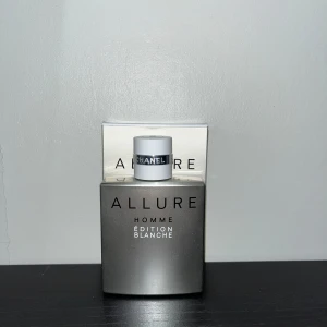 Chanel allure homme edition blanche edp 50ml - Säljer min chanel allure homme edition blanche edp 50ml och har använt cirka 3ml.