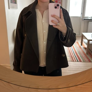 Mango jacka - Mörkgrön kort kappa från Mango, mycket bra skick! Köpt för cirka 900kr 