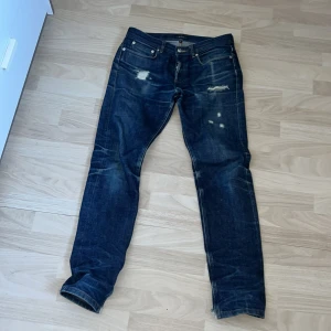 Mörkblå jeans från A.P.C. - Snygga mörkblå jeans från A.P.C. med slitna detaljer och en klassisk femficksdesign. Perfekta för en avslappnad stil med en touch av edge. De har en knappgylf och raka ben. 8/10