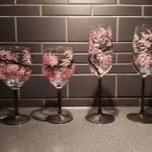 Unika vinglas med personligt utvalda motiv - Söker du ett, två eller kanske ett helt set unika glas med konstnärliga motiv? Vi är här för dig😊Vi handmålar glas utifrån kundens önskemål. Perfekta för att ge en personlig touch till dukningen, inflyttningsgåva eller kanske födelsedagspresent. Kunden avgör!✨🌸pris varierar beroende på tillval!