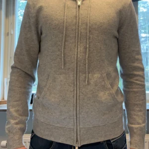 Kashmir zip hoodie - Säljer denna kashmir hoodien från John Henric. Storlek M och i skick 9/10