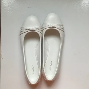Vita ballerinaskor - Säljer ett par vita ballerinaskor från Graceland. Endast andända en gång inomhus på min studentmottagning, så i mycket bra skick. 