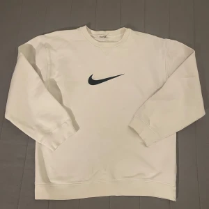 Nike tröja - Använd men har inga defekter. Lappen är bortklippt men enligt måtten är den i storlek XS. Längd: 62 Bredd: 50