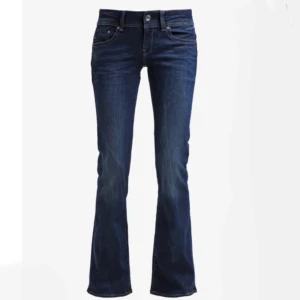 Mörkblå bootcut jeans - Jättesnygga G-Star jeans som tyvärr inte används längre💕ni får fråga om fler bilder om ni är intresserade!! De är i mycket bra skick och bara tvättade högst 2 gånger💕