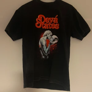 Svart t-shirt från DevaState - Cool svart t-shirt med unikt tryck på både fram- och baksidan. Mycket bra skick. 