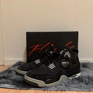 Jordan 4 black canvas - Ett par riktigt feta Jordan 4 i modellen black canvas, med grå och röda detaljer. Skorna är knappt använda men har några små skavanker. Till skorna medkommer restock tag på! Priset går att diskutera!😁