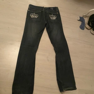 VICTORIA BECKHAM JEANS - Snygga mörkblå Victoria Beckham jeans i helt bra skick😍 jag har sytt ut de själv som man ser på bilderna🥰 de är lågmidjade med silvriga kronor på baksidan😘🔥🦄