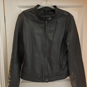 Grå vintage skinnjacka  - Jätte snygg grå vintage skinnjacka. Älskar denna jacka för den är sååå himla fin, men den kommer tyvärr aldrig till användning nu längre. Inga defekter mer än att det är små trådar som sticker ut (inte många), men de går att fixa om man klipper av de (men man märker nt dem så de behövs ej, bara om man är petig). 💞💞💞