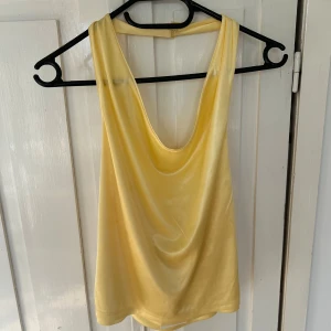 Gul halterneck topp - Snygg gul halterneck topp från bikbok med öppen rygg! 