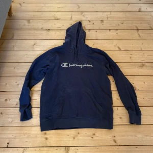Champion hoodie - Bra skick! - Säljer en championhoodie till ett bra pris! Vid funderingar kring pris eller fler bilder så är det bara att kontakta mig! Kolla även in min sida. Säljer kläder sjukt billigt och då har du chansen att köpa bundles…Med vänlig hälsning, 👋  