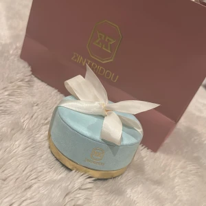 Guldörhängen från Sintridou - Eleganta guldörhängen från Sintridou i en vacker presentförpackning. Örhängena har en stilren design med en kedjeliknande struktur som ger en modern touch. Perfekta för att lyfta vilken outfit som helst.