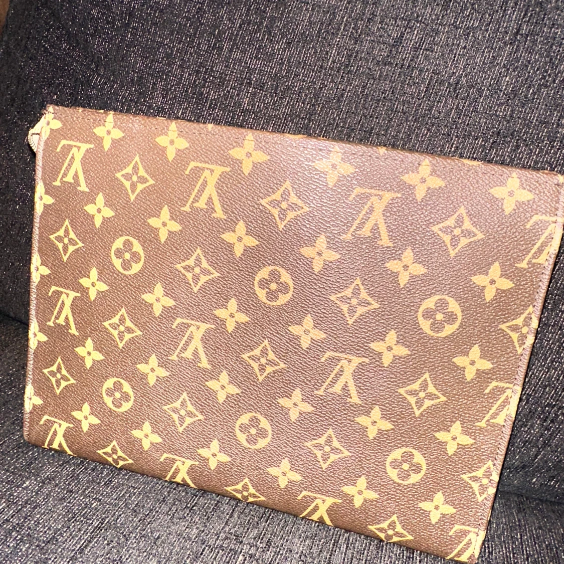 Brun monogram kuvertväska - 2