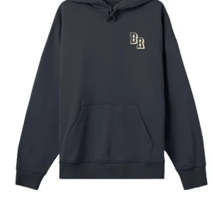 Svart hoodie med tryck från Bolaget - Snygg svart hoodie från Bolaget med tryck på både fram- och baksidan. Framtill finns en liten logga med bokstäverna 'BR' och baktill ett större tryck med texten 'OMNES MORIENTUR' och 'BOLAGET'. Hoodien har en klassisk känguruficka och justerbar huva.