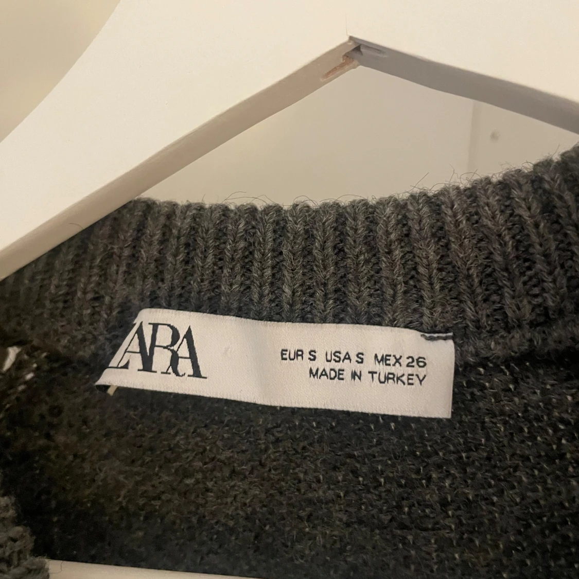 Grå stickad tröja från Zara - 2