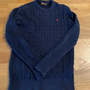 Morris tröja  - Tja! Säljer en fet kabelstickad tröja från morris! Tröja är i storlek M men sitter som S. Tröjan är i bra skick nypris:1200 mitt pris:349 hör av vid frågor eller funderingar 