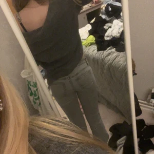 Grå jeans med bootcut - Snygga grå jeans med bootcut-stil. De har en klassisk femficksdesign och är tillverkade i ett bekvämt denimtyg. Perfekta för en avslappnad look. Väldigt fina, säljer pågrund av att dom blivit för småa på mig som ni ser på bilden, använda få gånger. Perfekta jeans om du är lite kortare och vill ha bootcut 