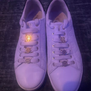 Guess sneakers  - Snygga vita märkes sneakers i bra skick