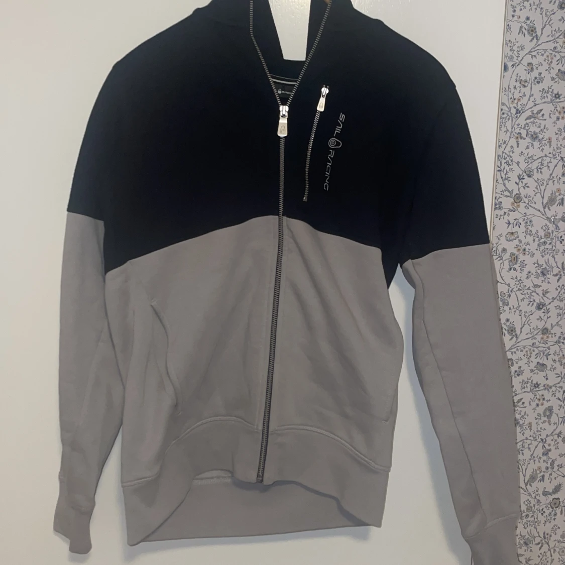 Svart och grå tröja från Sail Racing