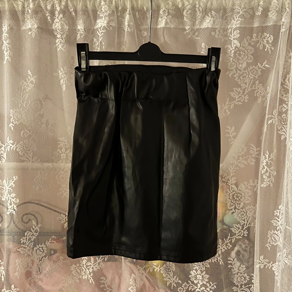 Svart kortkjol i skinnimitation - 2