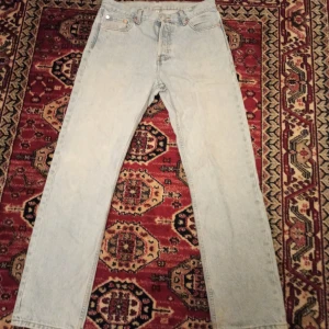 Ljusblå jeans - Säljer dom här jeansen eftersom dom inte passar mig