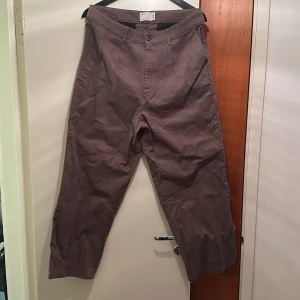 ASOS Loose chinos - ASOS Loose chinos i brun färg. 