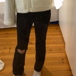 Svarta lågmidjade jeans från Kappahl - Säljer ett par svarta jeans från Kappahl med ett hål i. Använt 3 gånger då de är för små för mig, om du har några frågor eller vill ha fler bilder är det bara att skriva💗