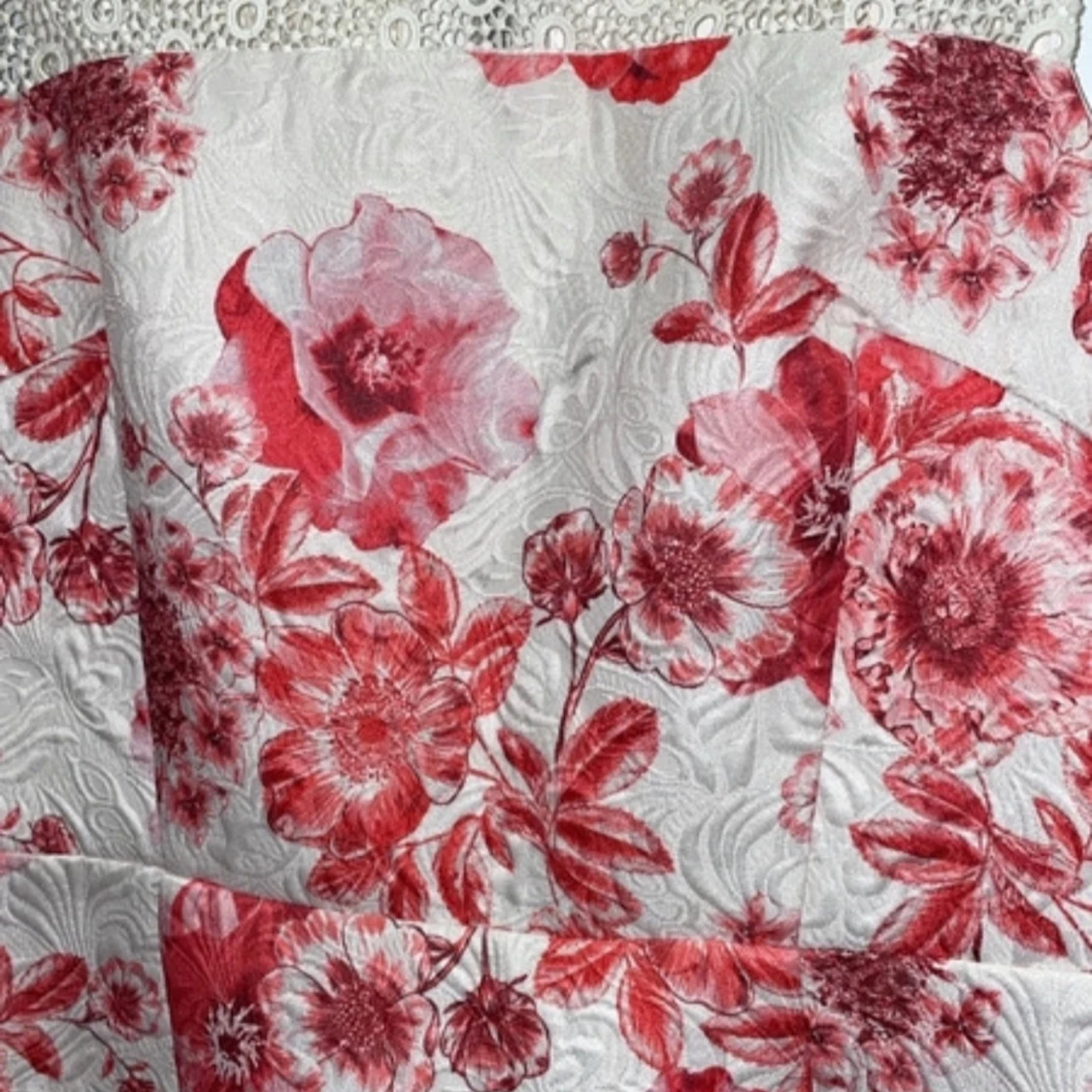 Blommig klänning med spetsdetaljer - 1