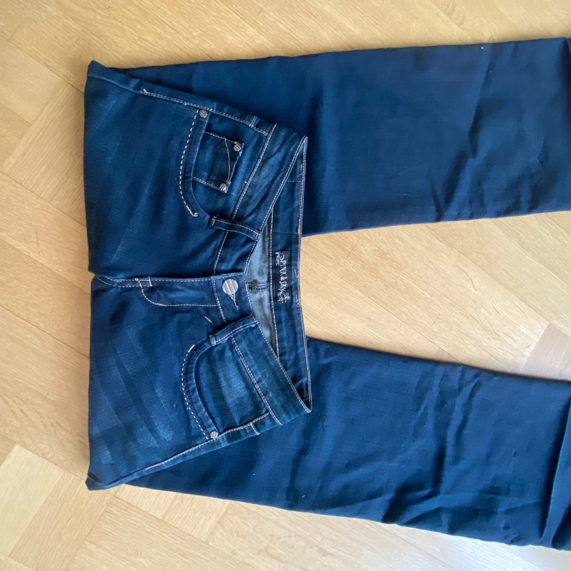 Mörkblå jeans med broderade bakfickor - 4