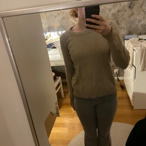 Beige stickad tröja - Säljer en beige stickad tröja med rund halsringning från vila. Passar till allt!