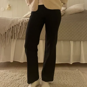 Svarta kostymbyxor  - Snygga svarta kostymbyxor från Lindex barnavdelning🫶🏼Det är knapp och dragkedja i gylfen och det är en justerbar midja. De är midwaist och visar inga tecken på användning💓