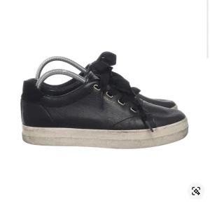 Svarta sneakers med snörning - Snygga svarta sneakers med snörning och en vit sula från Gant. Jag köpte dom på Sellpy men säljer då dom var för små💗