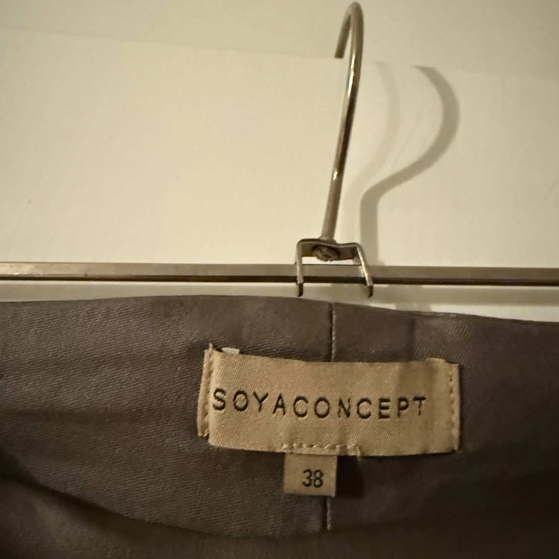 Grå läder byxor från Soyaconcept - 1