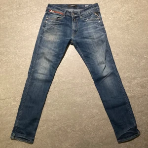 Blå replay anbass - Tjo! Säljer ett par riktigt snygga replay anbass i storlek 33, 42 midja, 105/78 inner/ytterben, 17 ben öppning. Modellen är 178, 65kg. Blixtlåset vid fickan är en nice unik design och dessa replays är bästa grunden till en perfekt outfit🤩! Skickar samma dag eller dagen efter, kolla in profilen för mer