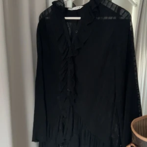Svart Zara blus  - Säljer denna otroligt fina och clean blusen då jag inte använder den! Den köptes för några år sedan därav den inte längre finns kvar i deras sortiment! Priset går att diskutera 🩷🤗