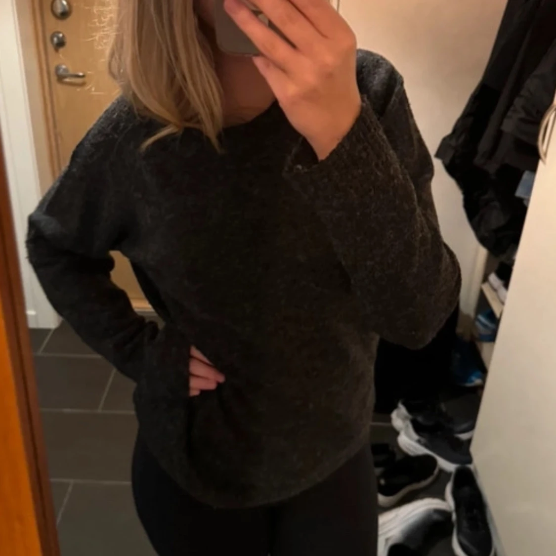 Mörkgrå tröja