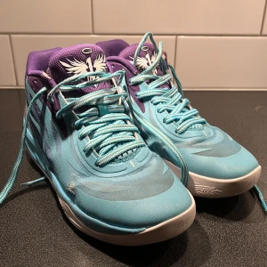 Lamelo 2  - Tja, säljer mina snygga Lamelo 2 de har tecken på användning men ännu mycket kvar att ge, känns bra på foten och traction är enormt bra, har spelat på en basketplan som har varit mega smutsig. Men jag säljer dessa för 249 kr. Nypris är 1500 kr.