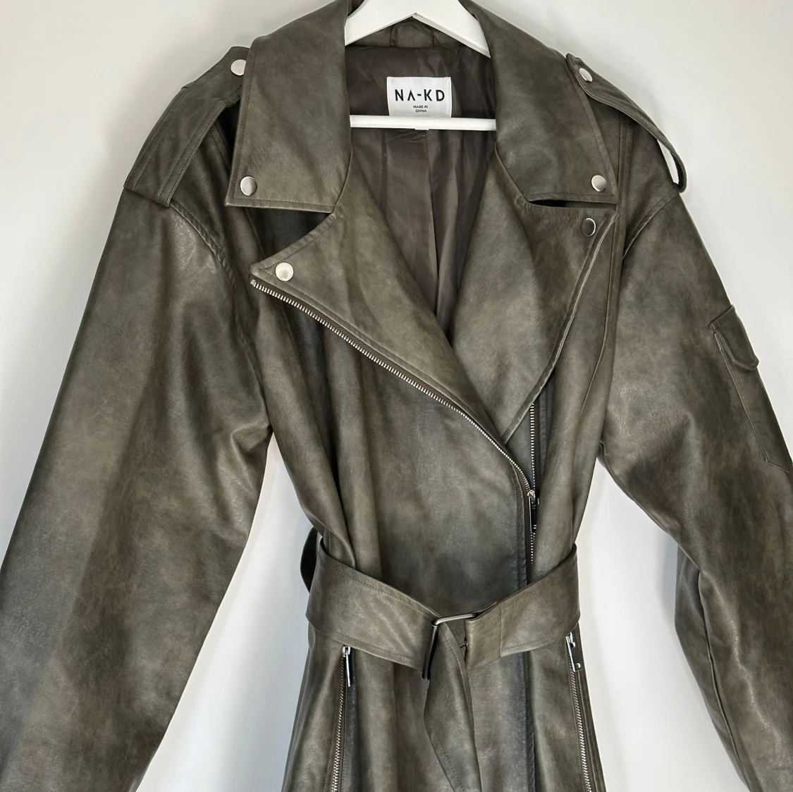 Grå trenchcoat från NA-KD