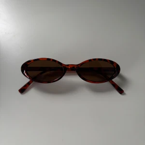 Ovala solglasögon med leopardmönster - Säljer detta oanvända par trendiga ovala solglasögon. Leopardmönster. Skriv för mer bilder/ info. ❤️