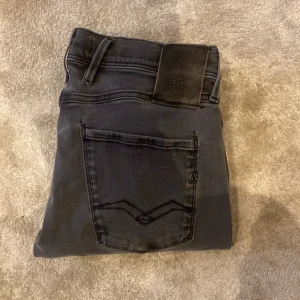 Replay jeans  - Rikigt feta nya oanvända replay jeans i modellen anbass, dessa är i toppskick 10/10 och har passformen slim fit, nypris är 1799 kr, mitt pris är 499 kr, storlek w30 L32