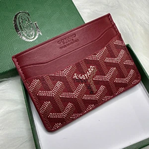 Röd plånbok  - Snygg röd plånbok  med deras ikoniska mönster. Plånboken har flera fack för kort och en kontrasterande gul insida. Perfekt för att hålla ordning på dina kort med stil.