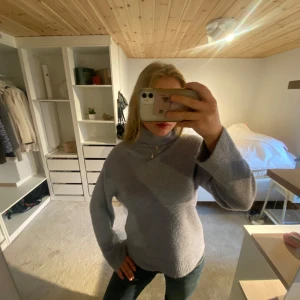 Ljusblå polotröja - Säljer denna superfina polotröjan med asbra passform från Zara eftersom att den inte kommer till användning💕💕Den är ganska nopprig men går att ta bort med en nopperkam🥰Strl 152 men skulle säga att den passar XS/S💕