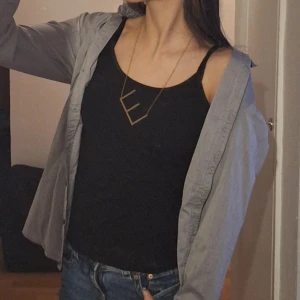 Grå skjorta  - Säljer denna gråa skjorta då den inte kommit till användning. Är i storlek 36 men har 32/34 och kan ha den💗