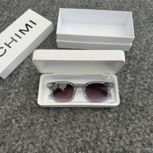 Solglasögon från Chimi - Snygga solglasögon från Chimi med transparent båge och mörka linser. Perfekta för en stilren look. Modellen 02 Grey. Kommer i originalförpackning. Passar perfekt nu till sommaren. Hör av dig vid frågor eller funderingar✅.