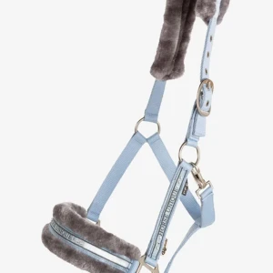 Hästutrustning - 1: ljusblå grimma i storlek ponny/cob 100kr  ❤️SÅLD❤️                                                  2: grå grimma storlek ponny/cob 100kr       ❤️SÅLD❤️                                                    3: allround schabrak i från trinity exakt sånt på bilden fast ett mörkgrått hittade bara ingen bild 150kr                                                              Har också ett vitt Equiline schabrak med blå kant utan elogga 400kr