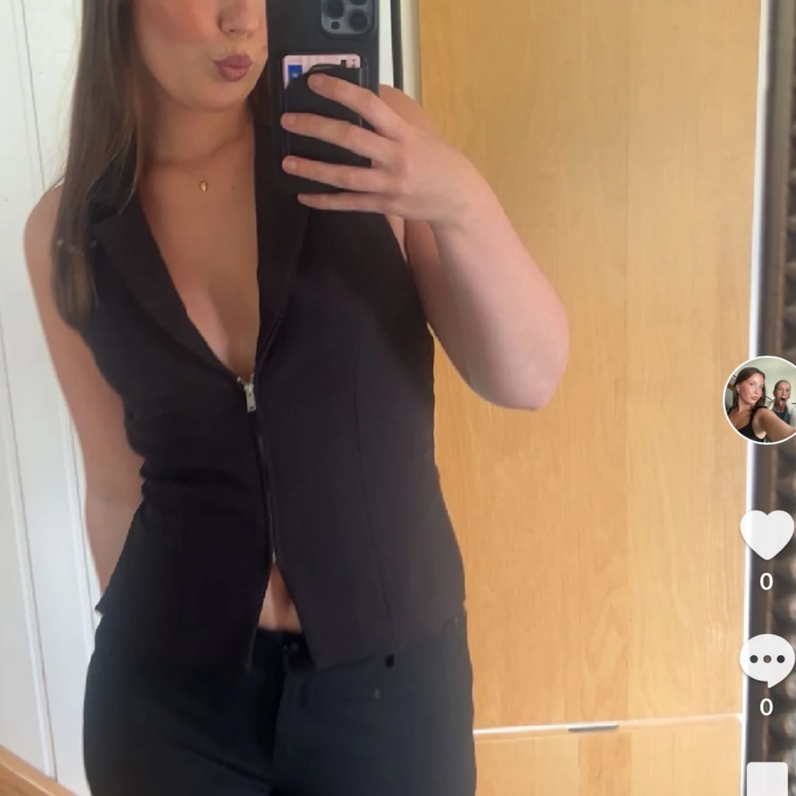 Svart väst med dragkedja och öppen rygg - 1