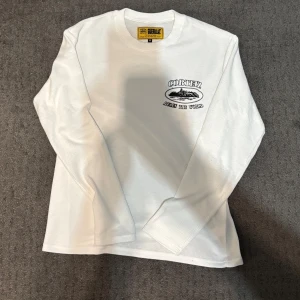 Vit corteiz knit - u säljer jag min corteiz knit sweater. Den har använts ett par gånger men skicket är som du ser i fotona. Den är M men passformen är lite större än M. Den ska inte tvättas i vanliga tvättmaskins lägen då den krymper. Om ni har några frågor om den samt pris är det bara att meddela.