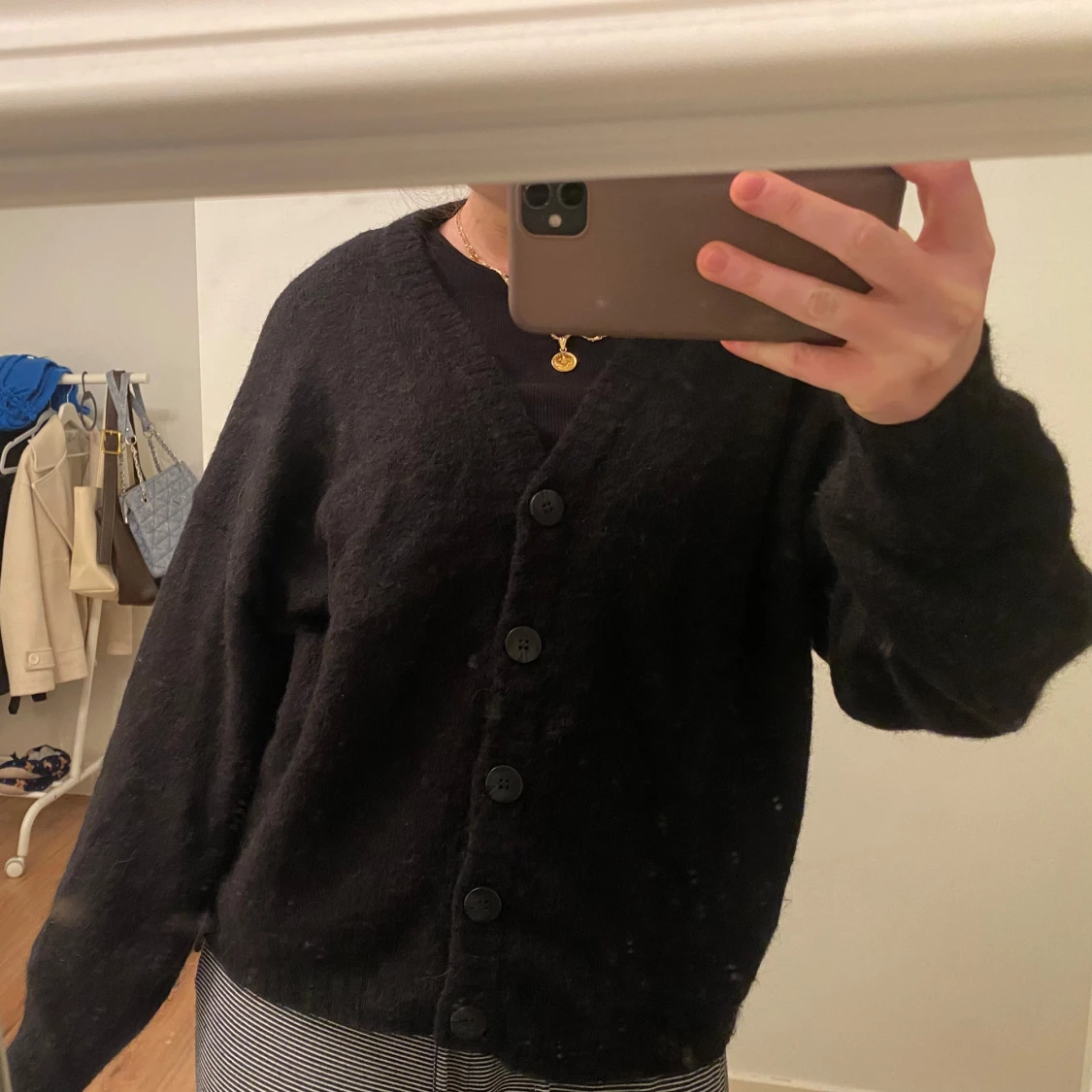 Svart kofta med knappar