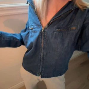 Blå jeansjacka med dragkedja - Snygg blå jeansjacka med dragkedja och bröstfickor med dragkedjor. Jackan har långa ärmar och en klassisk krage. Diskutera piss vid snabb affär🥰