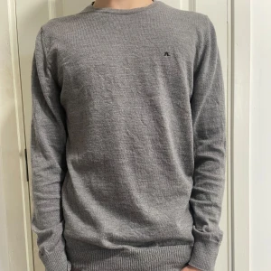 J.Lindeberg merinoull tröja - J.Lindeberg merinoull tröja | Skick 9/10 (endast en defekt) se bild 3 | Storlek XS | Längd på modellen 169 | Frågor? Kontakta oss! | 